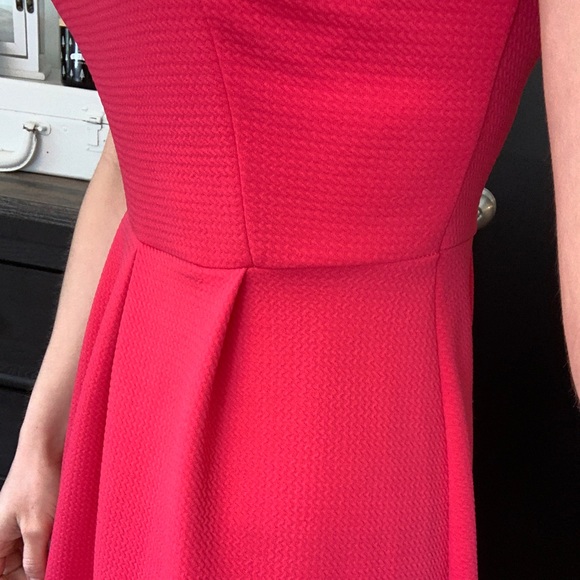 Beautiful fuchsia dress. Slimming waist, scalloped - Picture 5 of 6